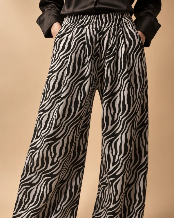 spodnie-bawelniane-z-kieszeniami-zebra-print-zima-ciemna-kontrastowa-chlodna.png